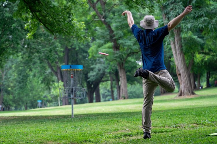 a man putting disc golf