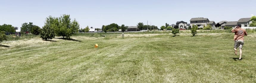 Disc golfer using a Hyzerline disc golf trainer