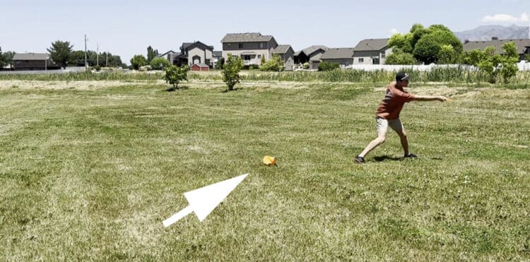Disc golfer using a Hyzerline disc golf trainer