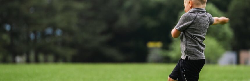 beginner throwing a disc golf disc