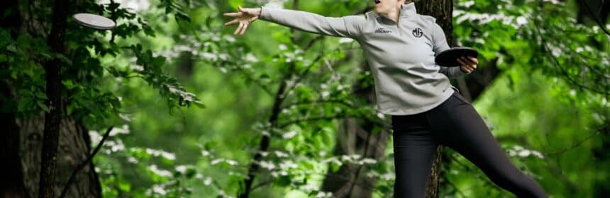 A professional disc golfer putting