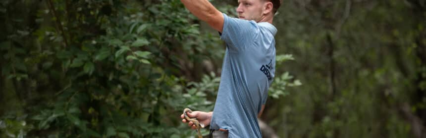 A disc golfer preparing to throw a putter