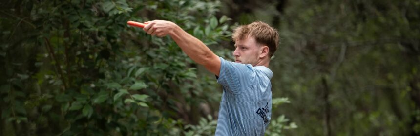 A disc golfer preparing to throw a putter