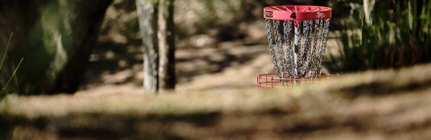 A photo of a disc golf basket